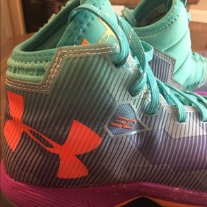UNDER ARMOUR GS CURRY 2.5 WHAT THE BLUE PURPLEPINK